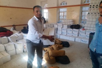 توزيع إمدادات الطوارئ لـ 583 أسرة نازحة في مديرية النادرة بمحافظة إب
