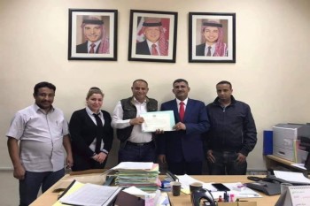 رئيس المؤسسة يتسلم ترخيص فتح المكتب الإقليمي في عمّان تسلم رئيس مؤسسة تمدين شباب