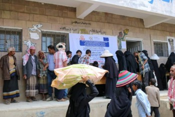 Distributing hygiene kits to 944 families in Samei, Al-Ma’afer and Jabal Habashi districts, Taiz