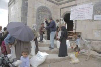 مساعدات غذائية لـ 4  ألف و479 أسرة ضعيفة في مديرية المخادر بمحافظة إب