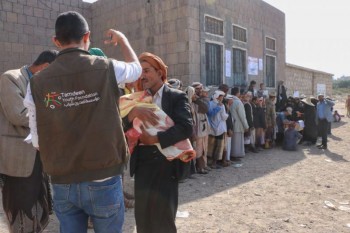 Distributing food for 9 thousand and 679 families in Al Makhader, Ibb